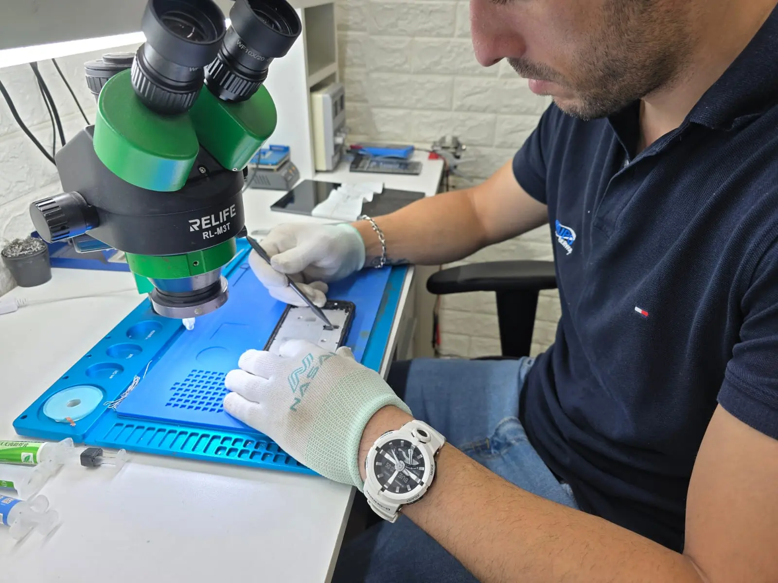 Servicio técnico especializado reparando pantalla de celular Samsung en Montevideo - GRUPOSERVICE